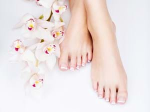 Pedicure per piedi dolenti con impacchi all'arnica